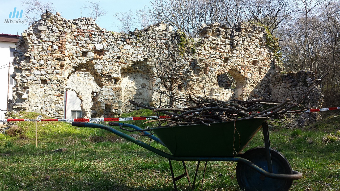 Jarné čistenie Zobora 2015 + čistenie ruín kláštora