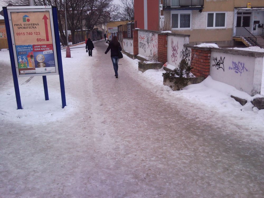 Nitra - zľadovatelé chodníky