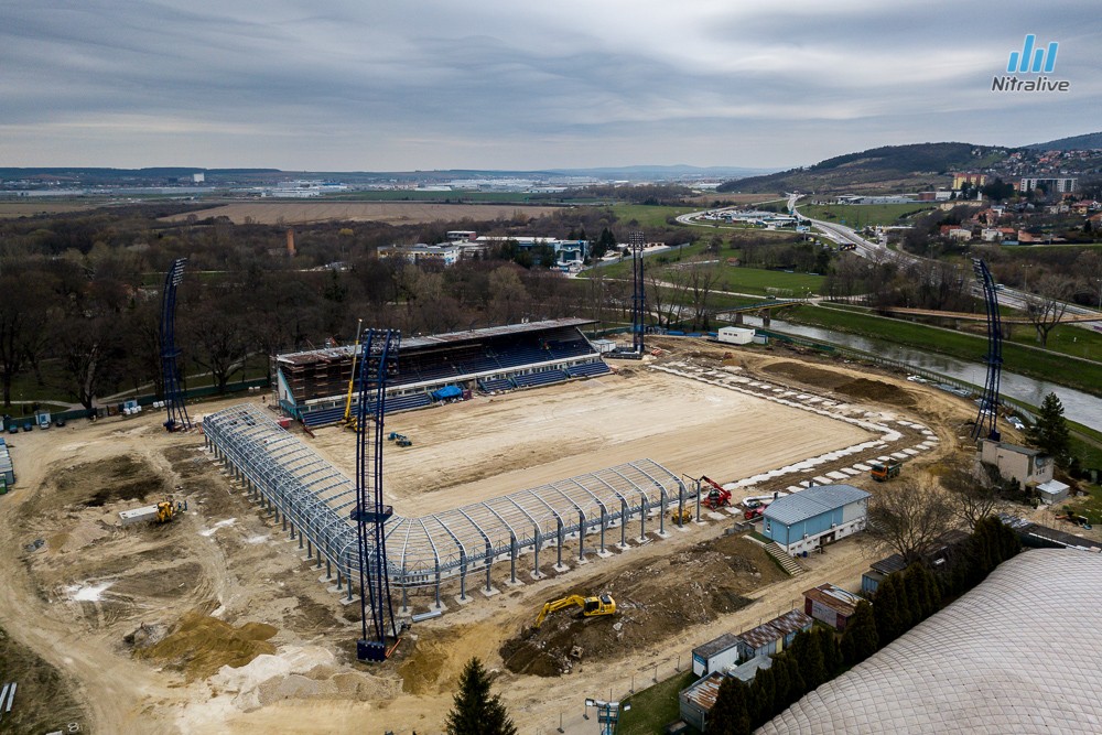 Práce na rekonštrukcii futbalového štadióna v Nitre