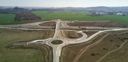 Privádzač by mal zlepšiť dopravnú situáciu v lokalite a odbremeniť cestu I/64 v smere Nitra - Topoľčany, ktorú využívala všetka doprava, smerujúca do priemyselného parku Nitra – Sever