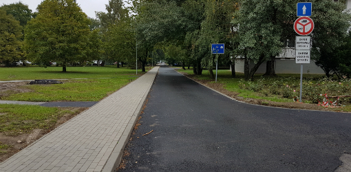 Foto: ulica Ľ. Okánika po rekonštrukcii a vybudovaní nového chodníka