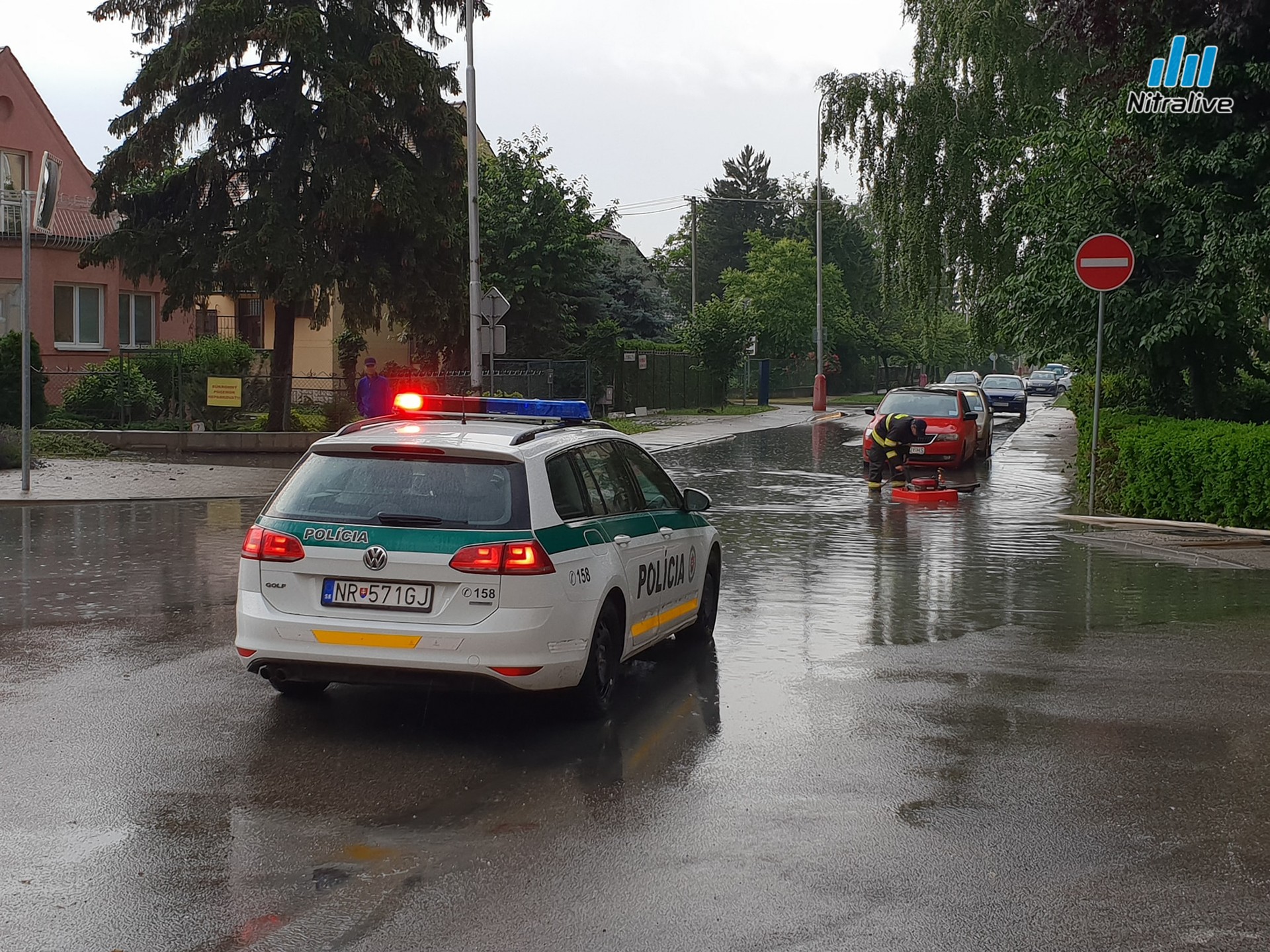 Voda zaliala križovatku Hodžova x Spojovacia