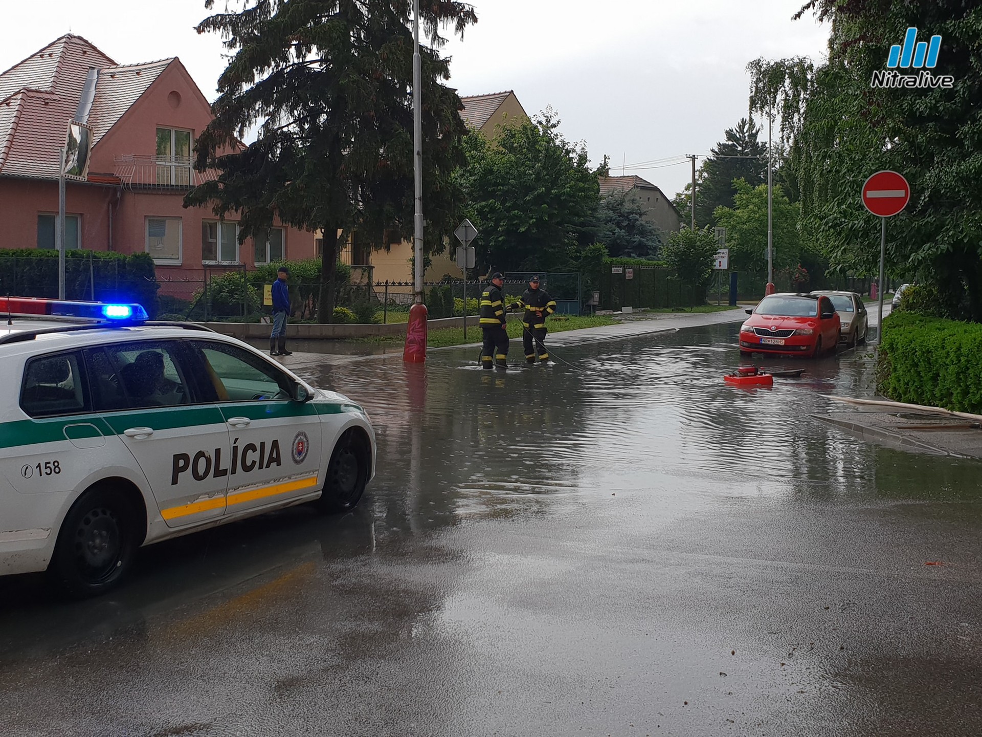 Voda zaliala križovatku Hodžova x Spojovacia