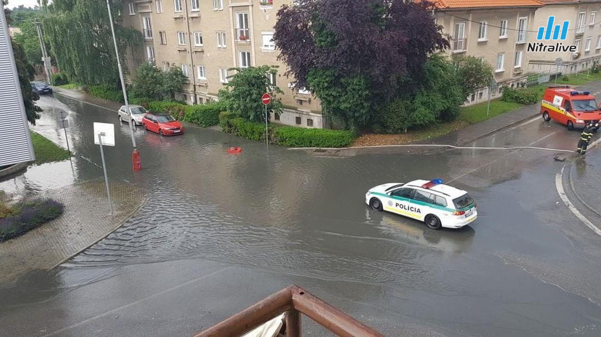 Voda zaliala križovatku Hodžova x Spojovacia