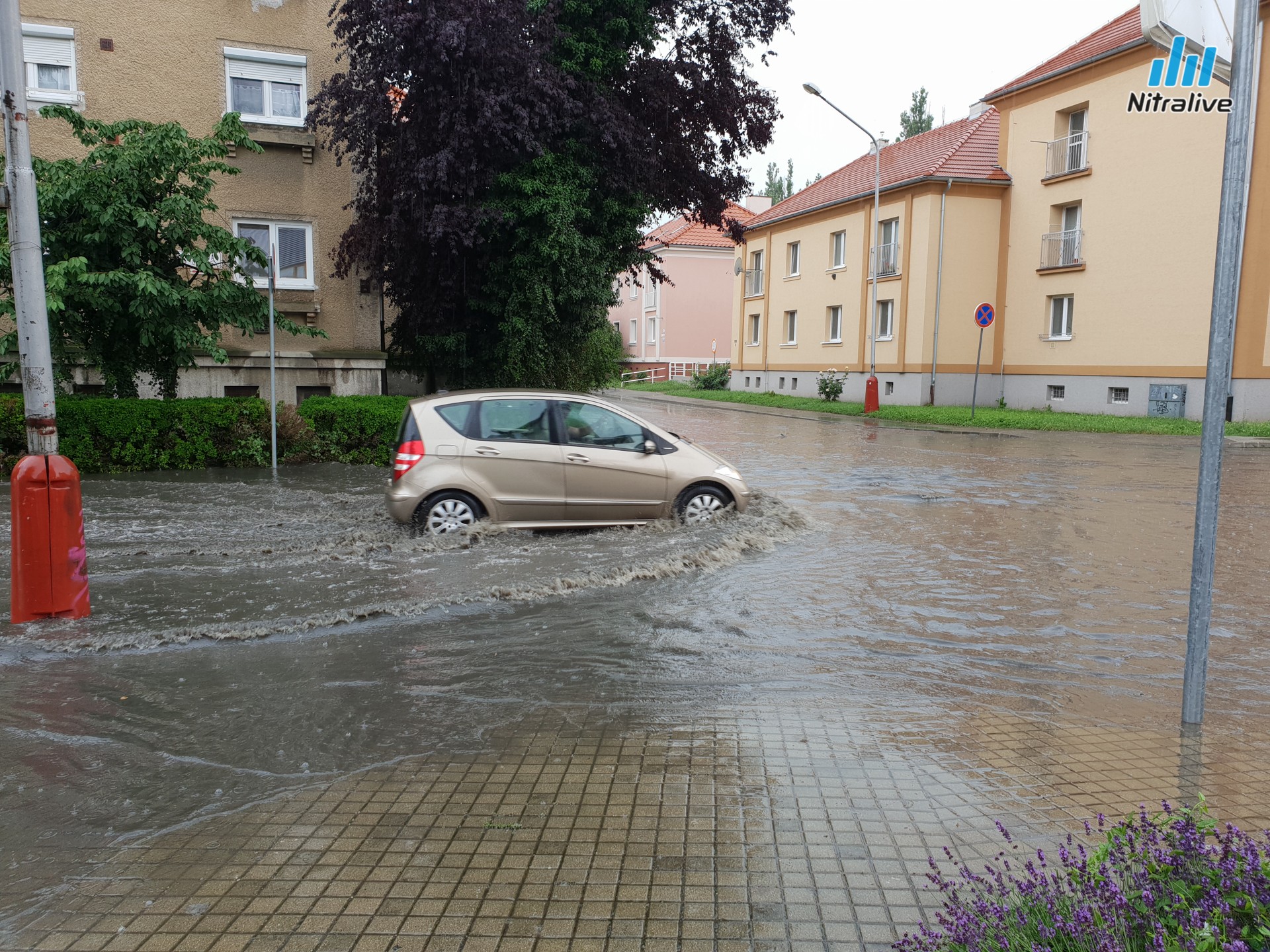 Voda zaliala križovatku Hodžova x Spojovacia
