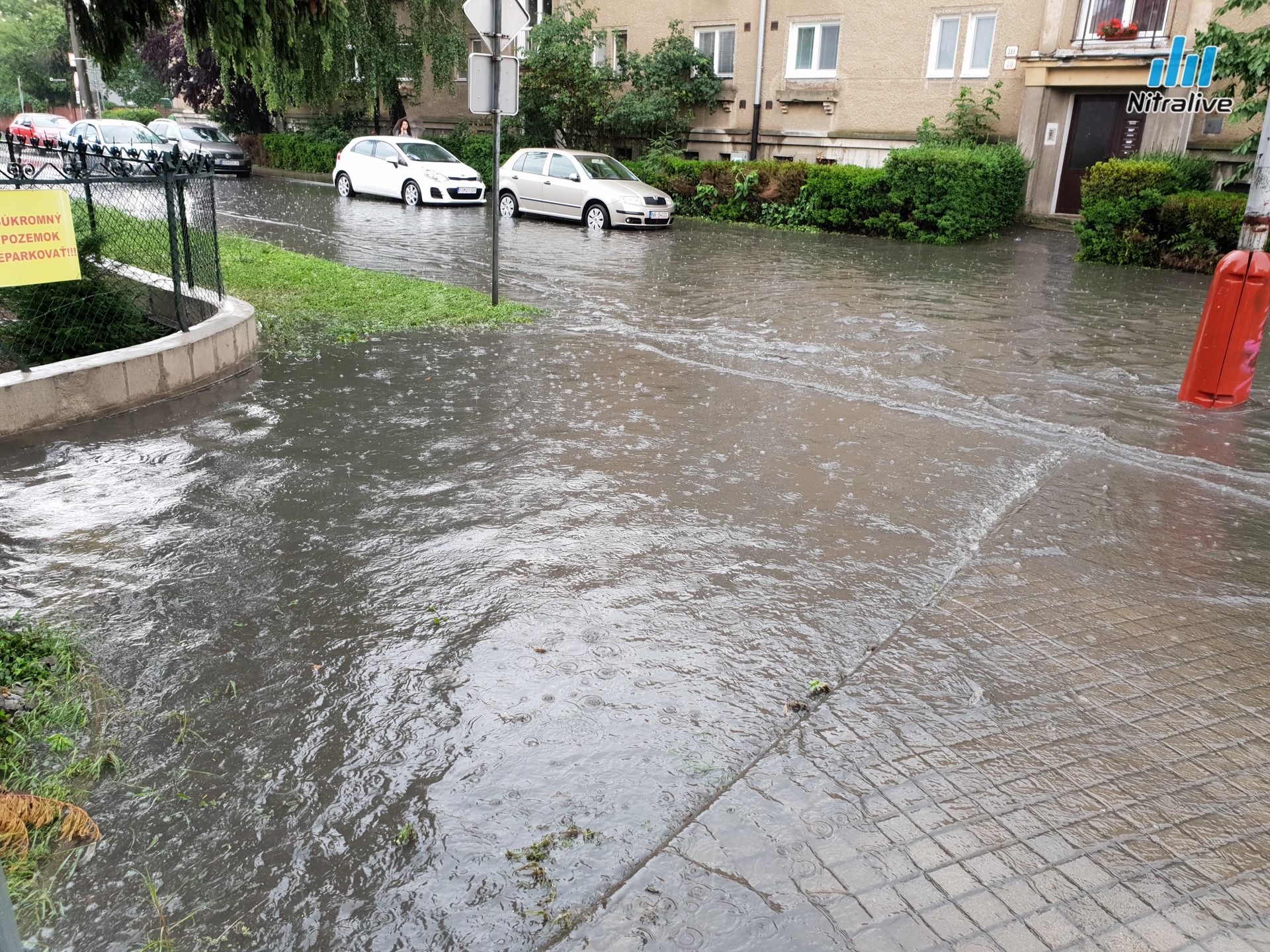 Voda zaliala križovatku Hodžova x Spojovacia