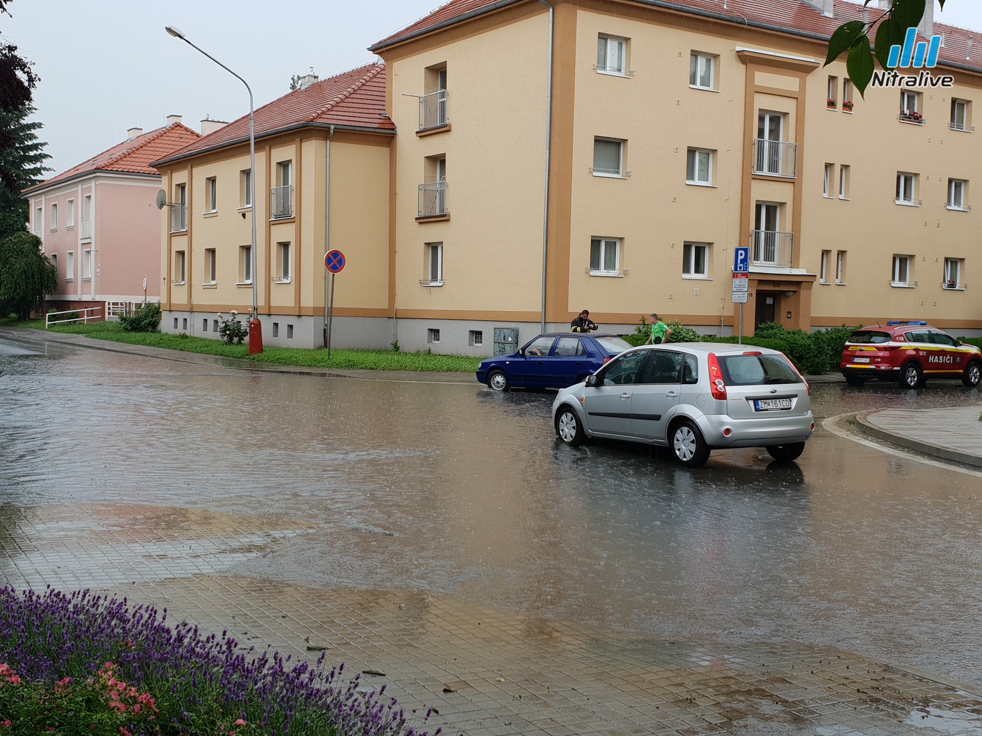 Voda zaliala križovatku Hodžova x Spojovacia
