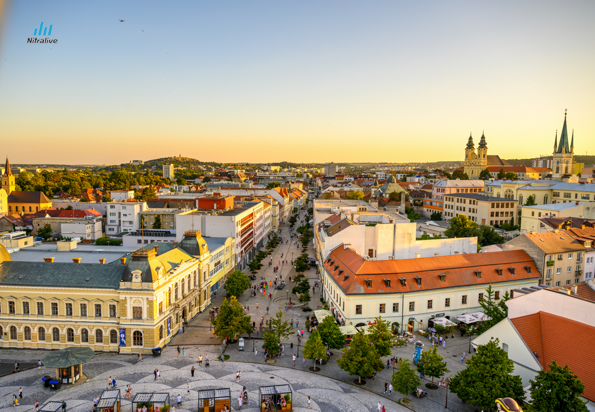 Pohľad na centrum Nitry z vyhliadkového kola na námestí