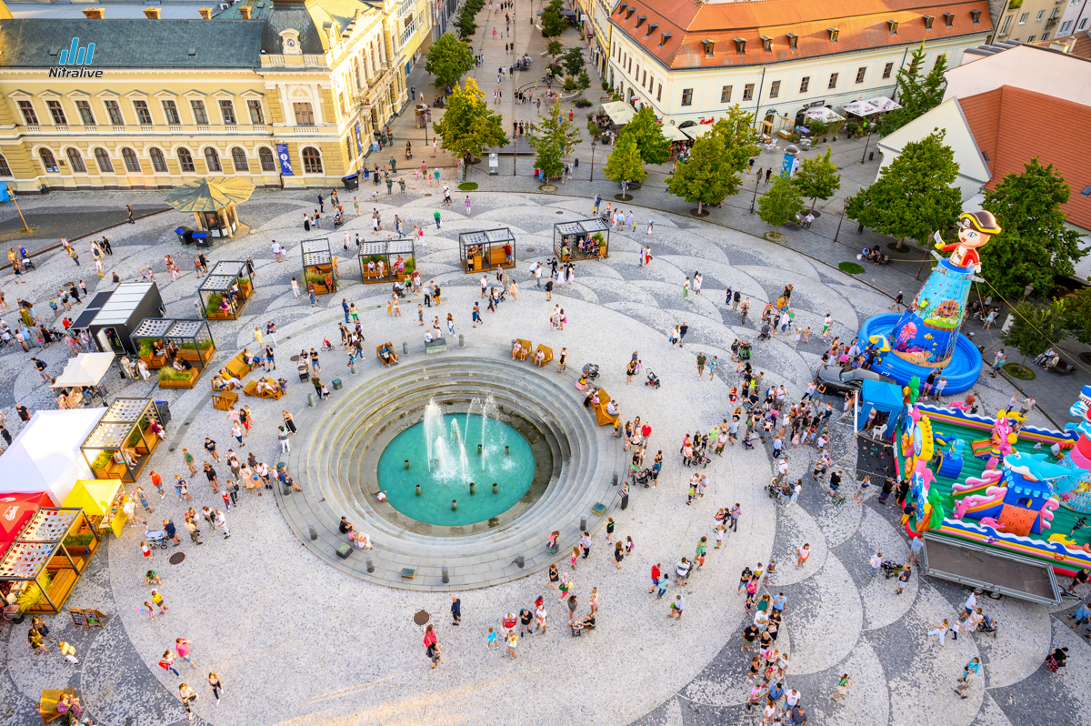 Pohľad na centrum Nitry z vyhliadkového kola na námestí