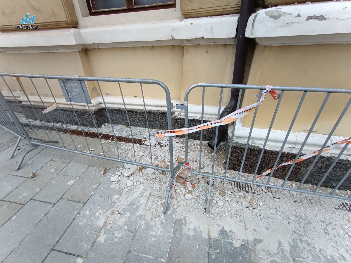 Mestský dom je v zlom stave, z fasády opadáva omietka