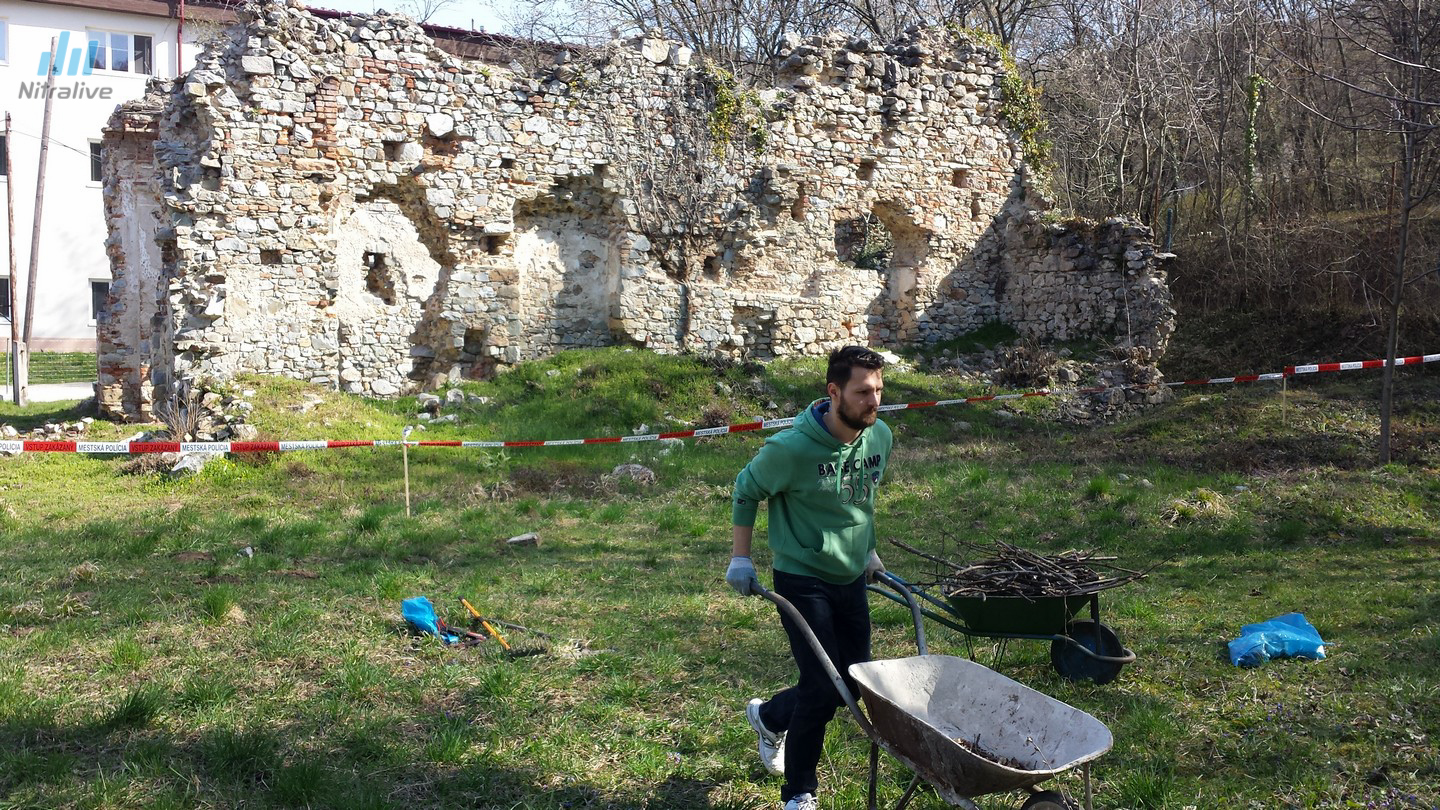 Jarné čistenie Zobora 2015 + čistenie ruín kláštora