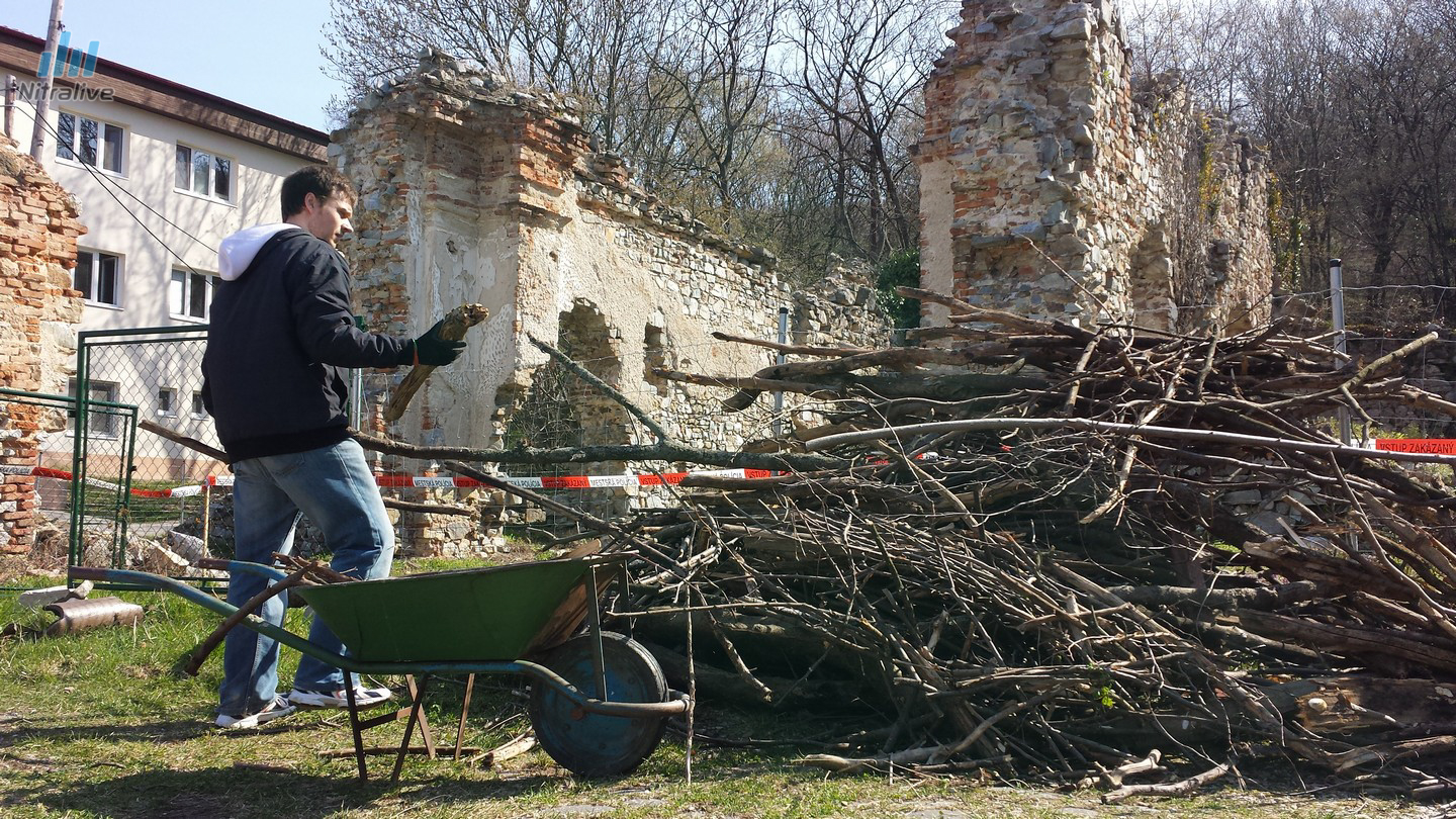 Jarné čistenie Zobora 2015 + čistenie ruín kláštora