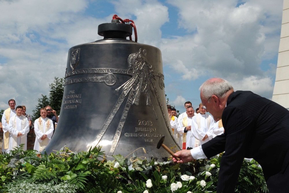 Národná púť na Nitrianskom hrade  poklepanie nového zvona