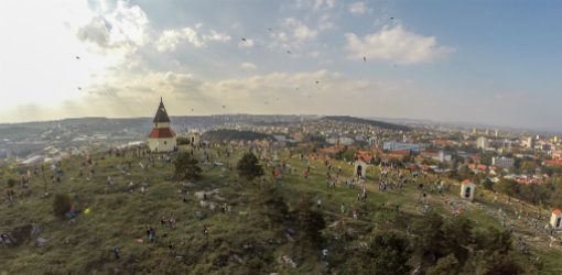 Šarkany zahalili nebo nad Kalváriou