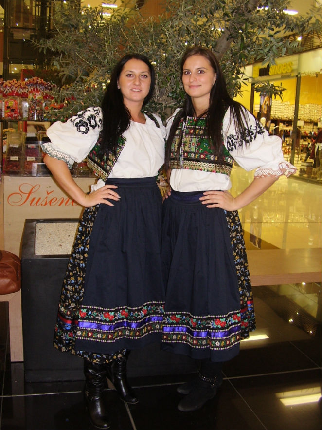 Nitriansky vínny festival hostesky kroje