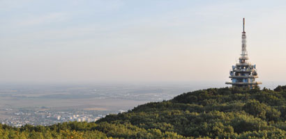 Nad mestom Nitra sa týči vrch Zobor spolu s jeho nižšou časťou zvanou Pyramída