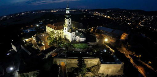 Cyklus príbehov zo života v stredovekej Nitre približuje každodenný život a možné udalosti odohrávajúce sa v druhej polovice 13. storočia. Aj keď sú jednotlivé príbehy umeleckým výmyslom, vychádzajú z dobových reálií i myšlienkového sveta vtedajších ľudí