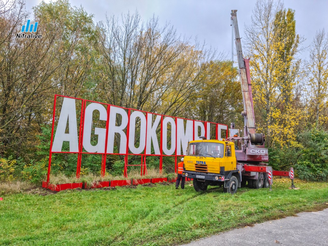 Demontáž nápisu Agrokomplex v Nitre.