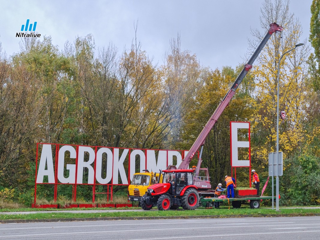 Demontáž nápisu Agrokomplex v Nitre.