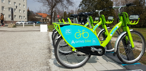 Zdieľané bicykle boli v Nitre spustené v roku 2017 ako výsledok spolupráce medzi Mestom Nitra a Arrivou