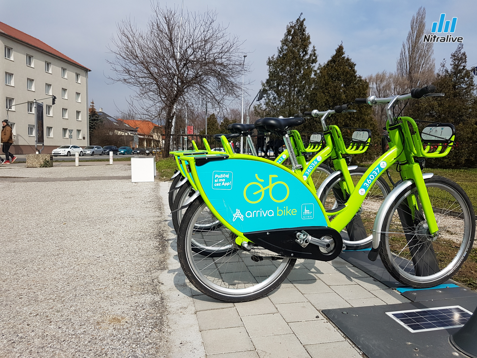 Po dohode vedenia mesta a spoločnosti ARRIVA technici postupne v dopoludňajších hodinách rozmiestnia 70 bicyklov na sedem stanovíšť