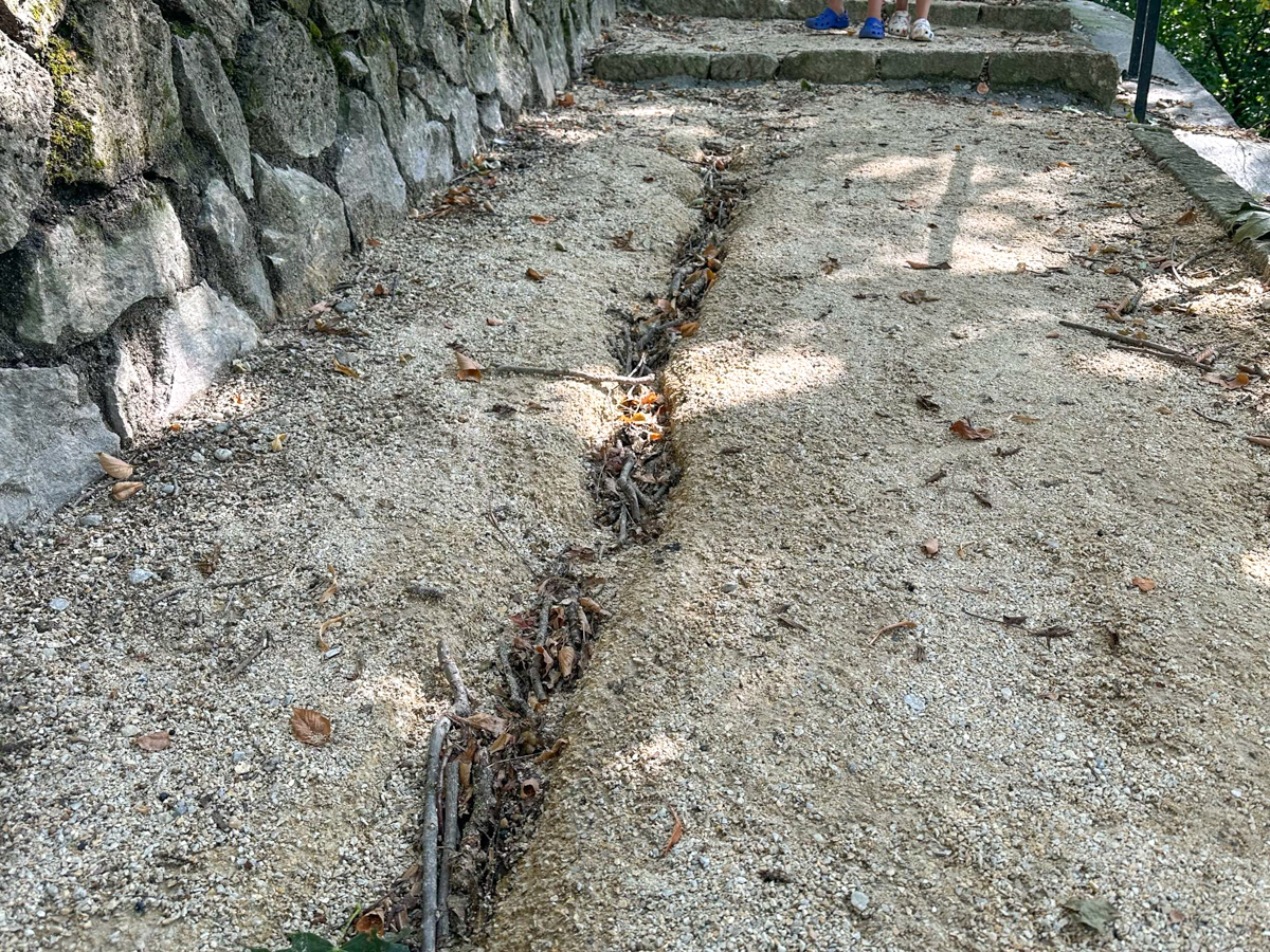Silné búrky so zrážkami poškodili nové chodníky na hradnom kopci