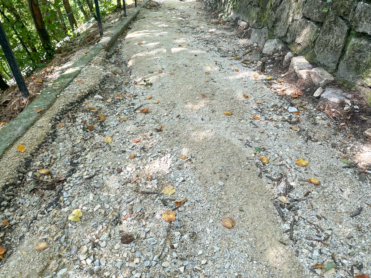 Silné búrky so zrážkami poškodili nové chodníky na hradnom kopci