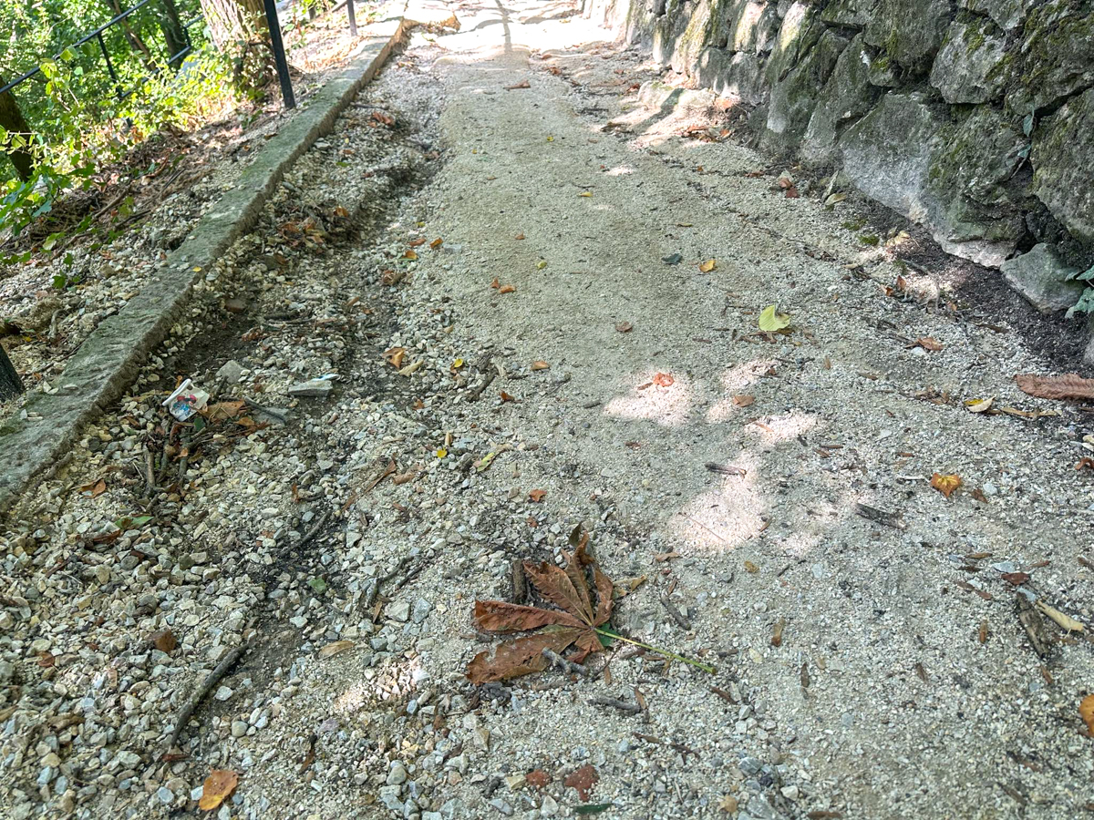 Silné búrky so zrážkami poškodili nové chodníky na hradnom kopci
