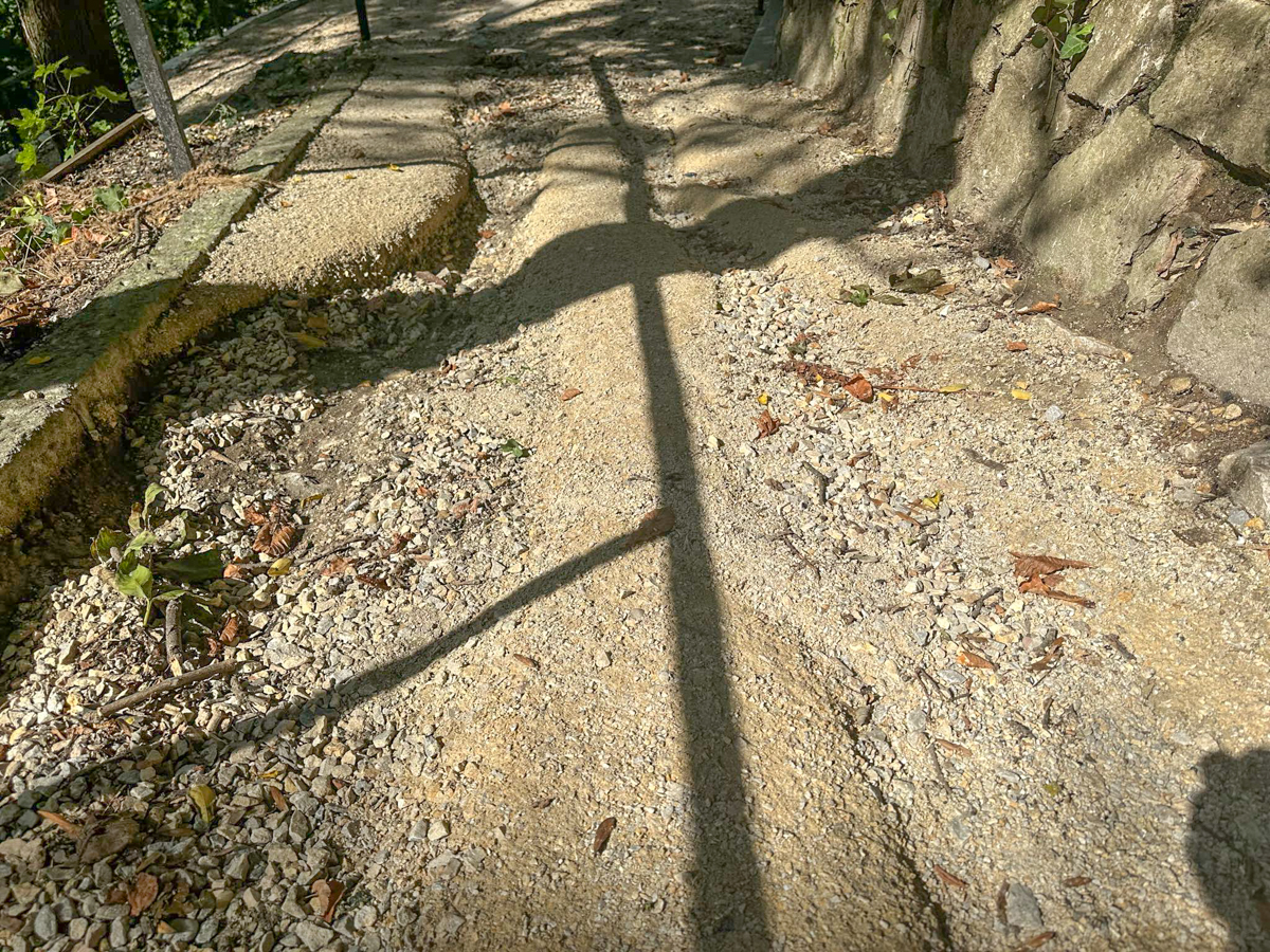 Silné búrky so zrážkami poškodili nové chodníky na hradnom kopci