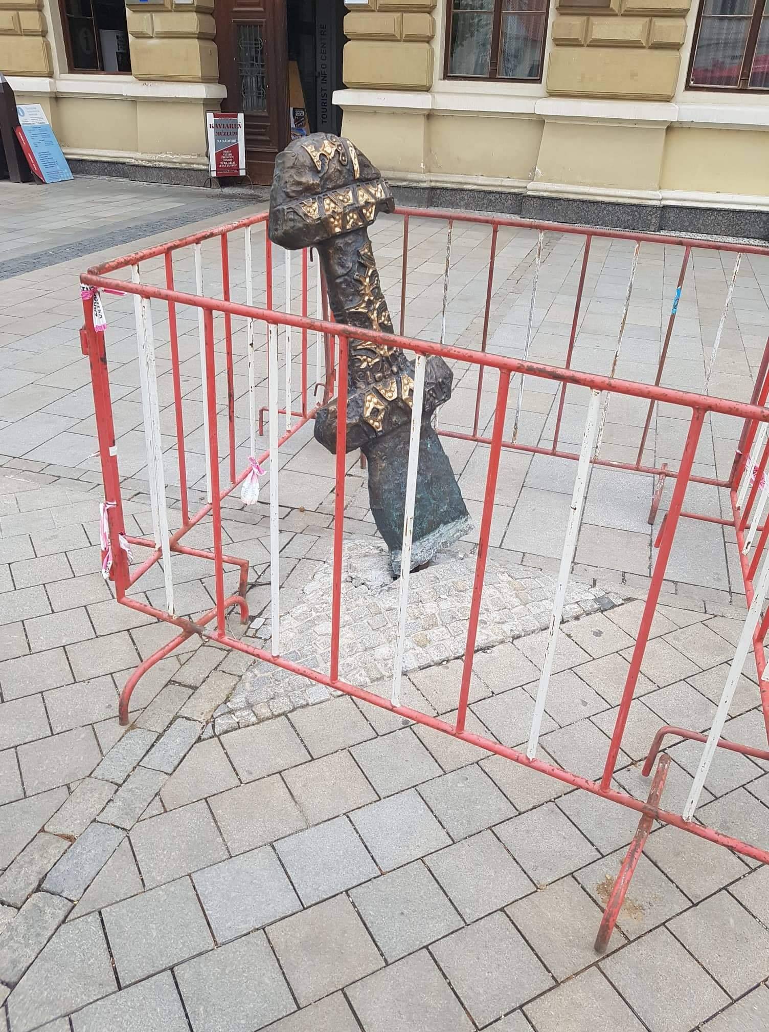 Meč na pešej zóne znovu poškodený