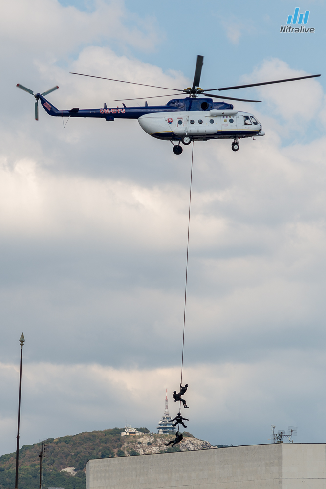 Policajti dnes zľaňovali z vrtuľníka na Divadlo Andreja Bagara