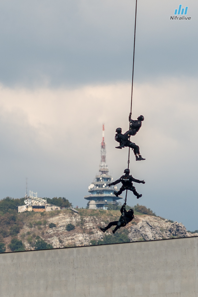 Policajti dnes zľaňovali z vrtuľníka na Divadlo Andreja Bagara