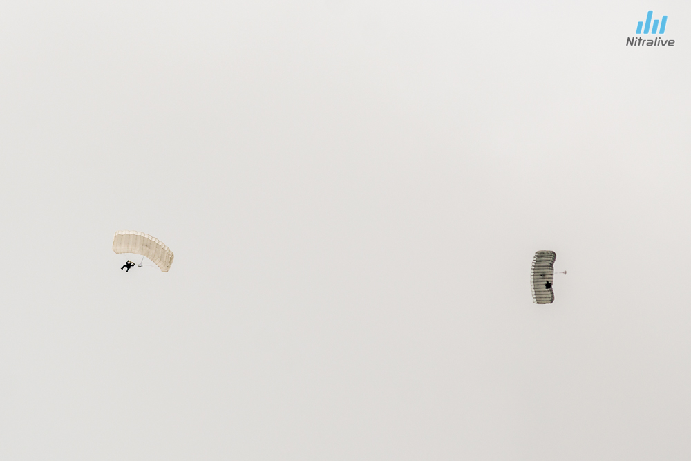 Policajti dnes zľaňovali z vrtuľníka na Divadlo Andreja Bagara