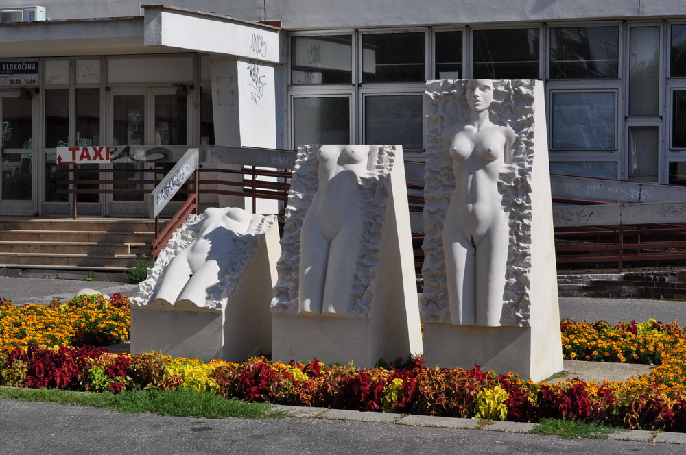 Sochy pred poliklinikou v Nitre na Klokočine