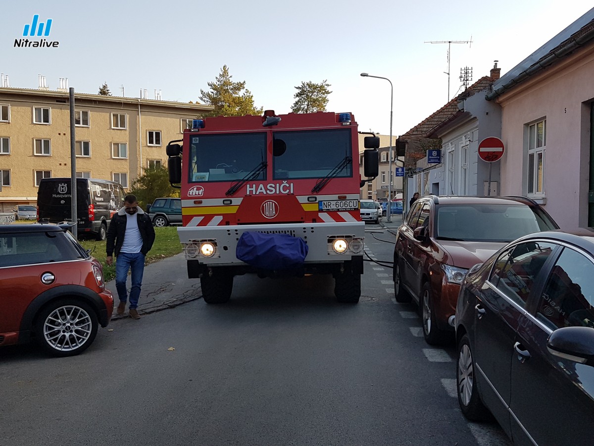 Na Podzámskej ulici dnes popoludní horel dom