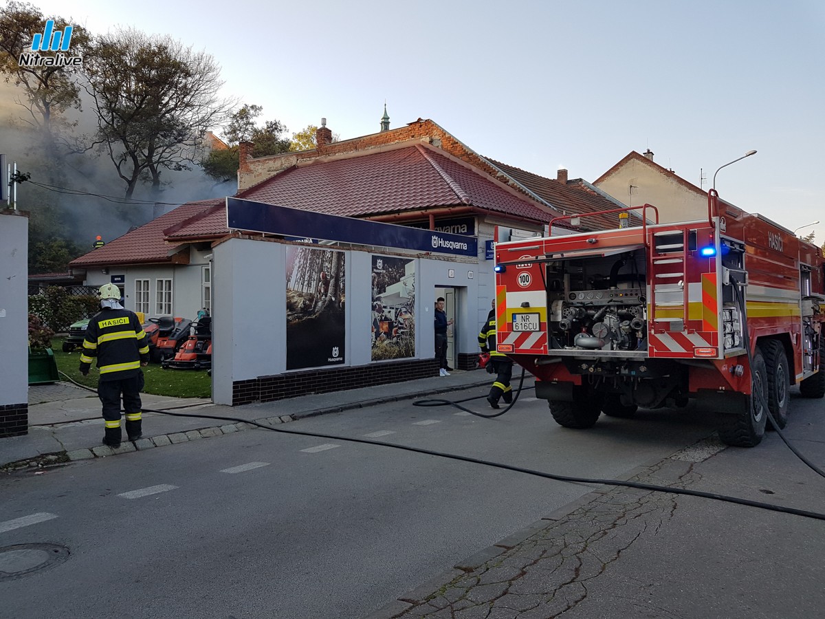 Na Podzámskej ulici dnes popoludní horel dom