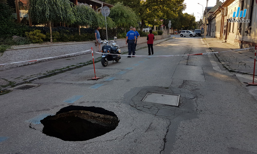 Na Kasalovej ulici sa prepadla cesta