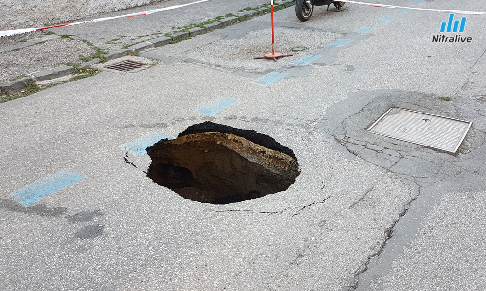 Na Kasalovej ulici sa prepadla cesta