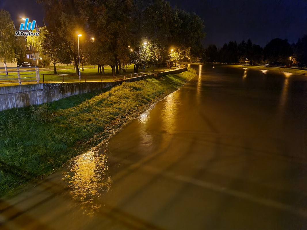 Foto + video: Zvýšená hladina rieky Nitra (15. október 2020)