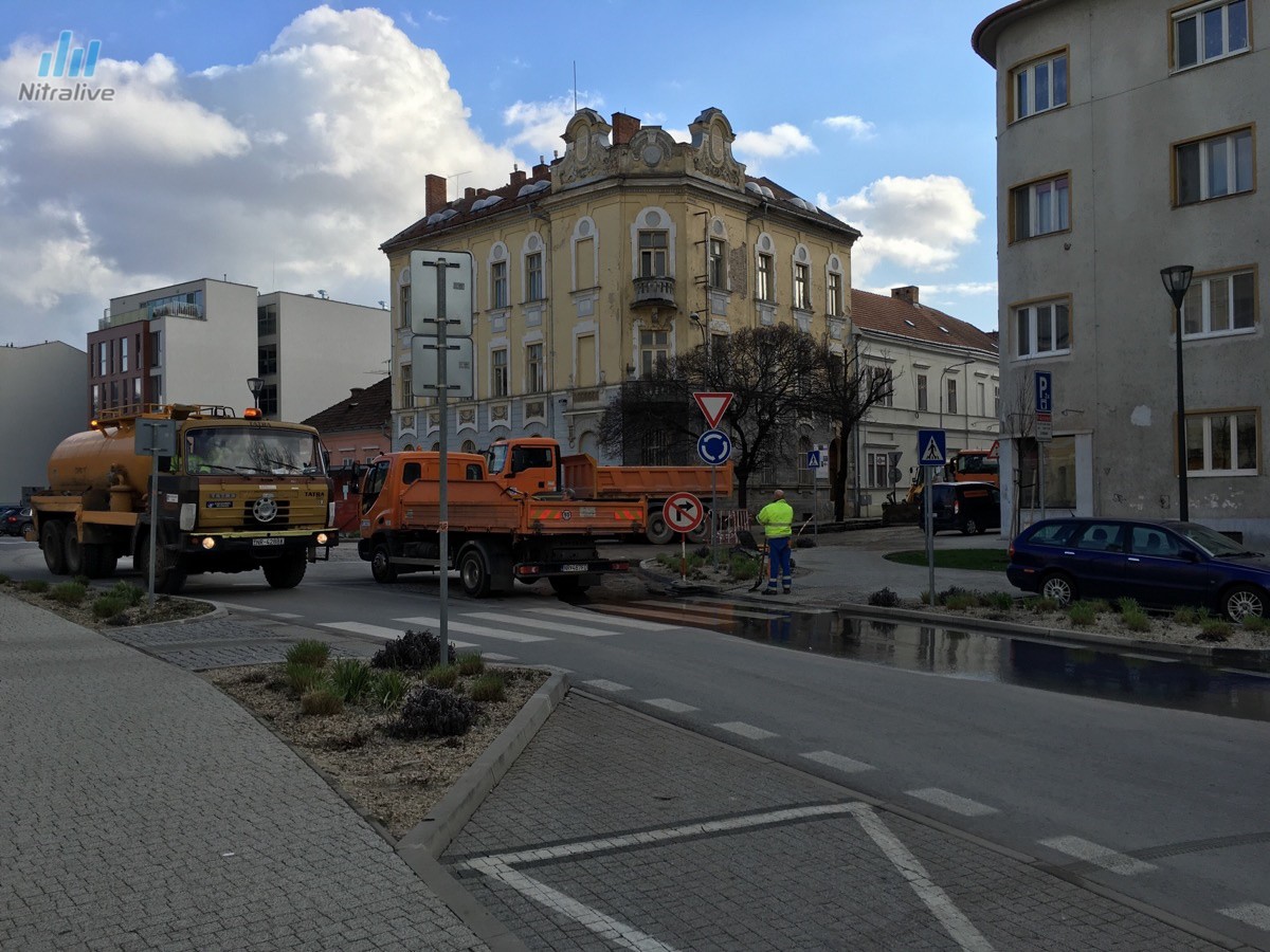 Prasknuté potrubie, Farská ulica Nitra