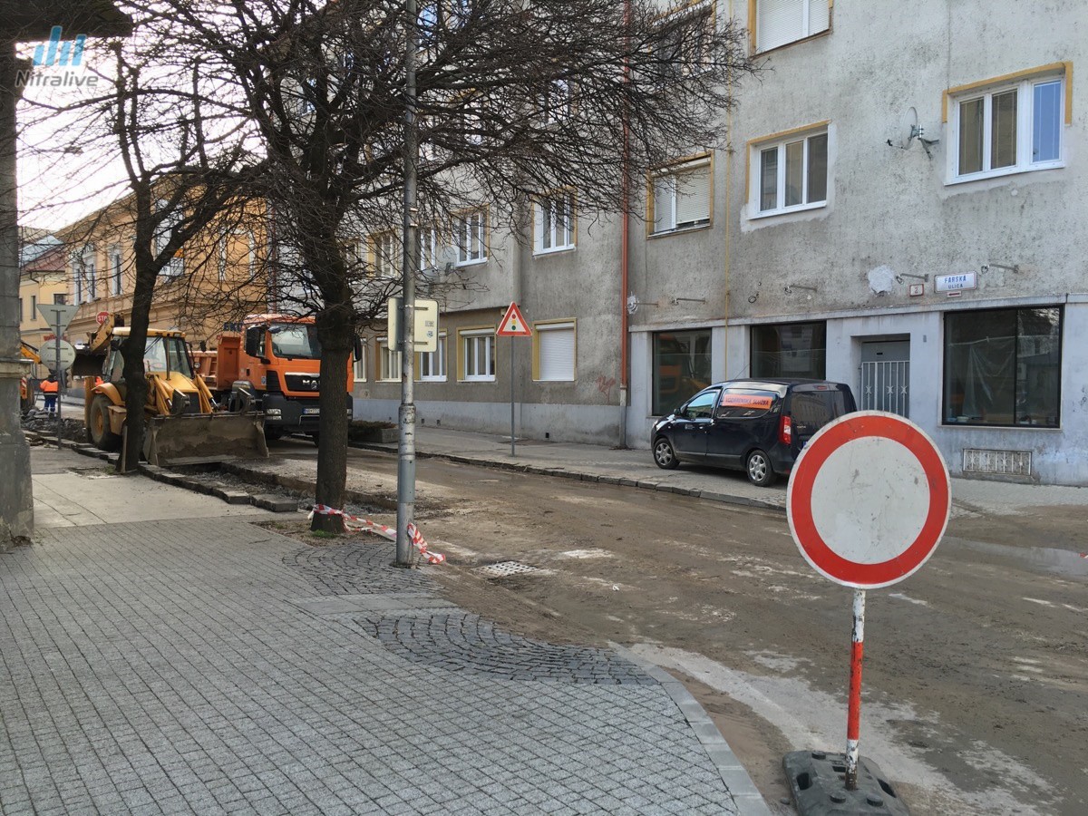 Prasknuté potrubie, Farská ulica Nitra