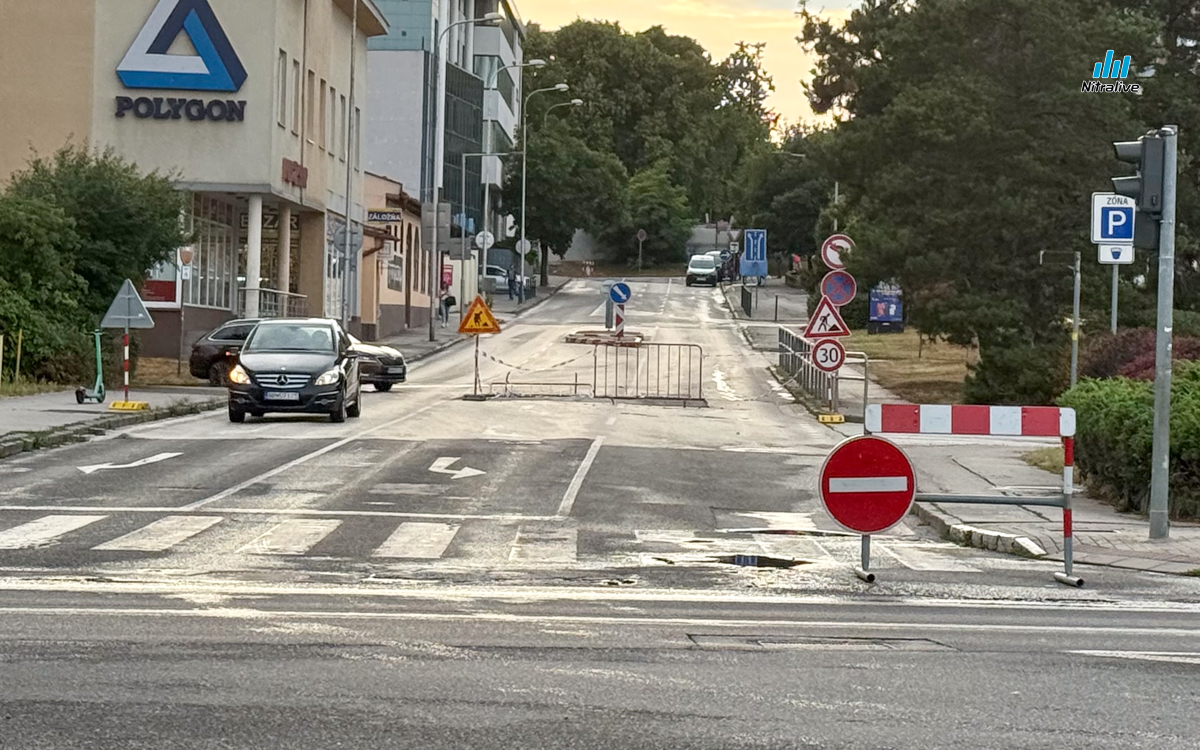 Prasknuté potrubie zaplavilo a uzavrelo časť Cintorínskej ulice a stanice