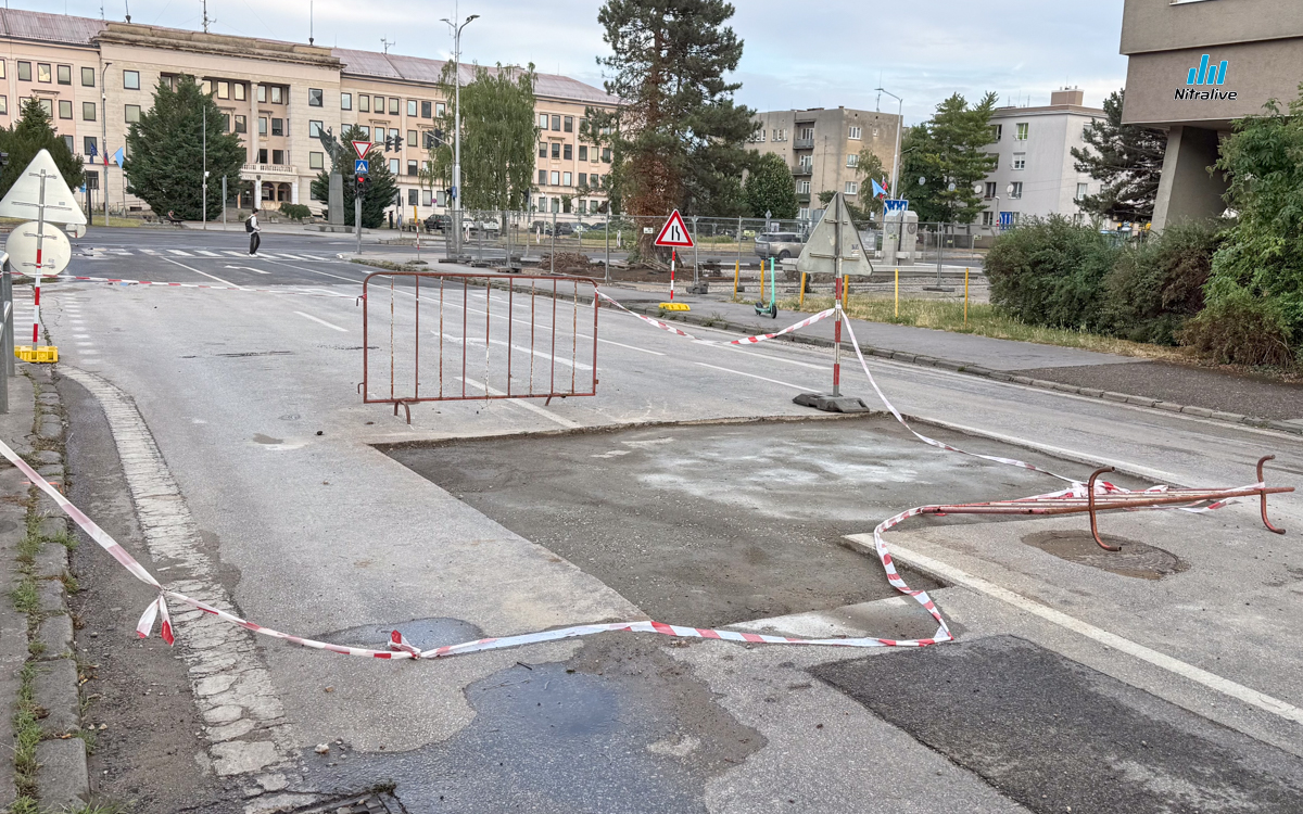 Prasknuté potrubie zaplavilo a uzavrelo časť Cintorínskej ulice a stanice