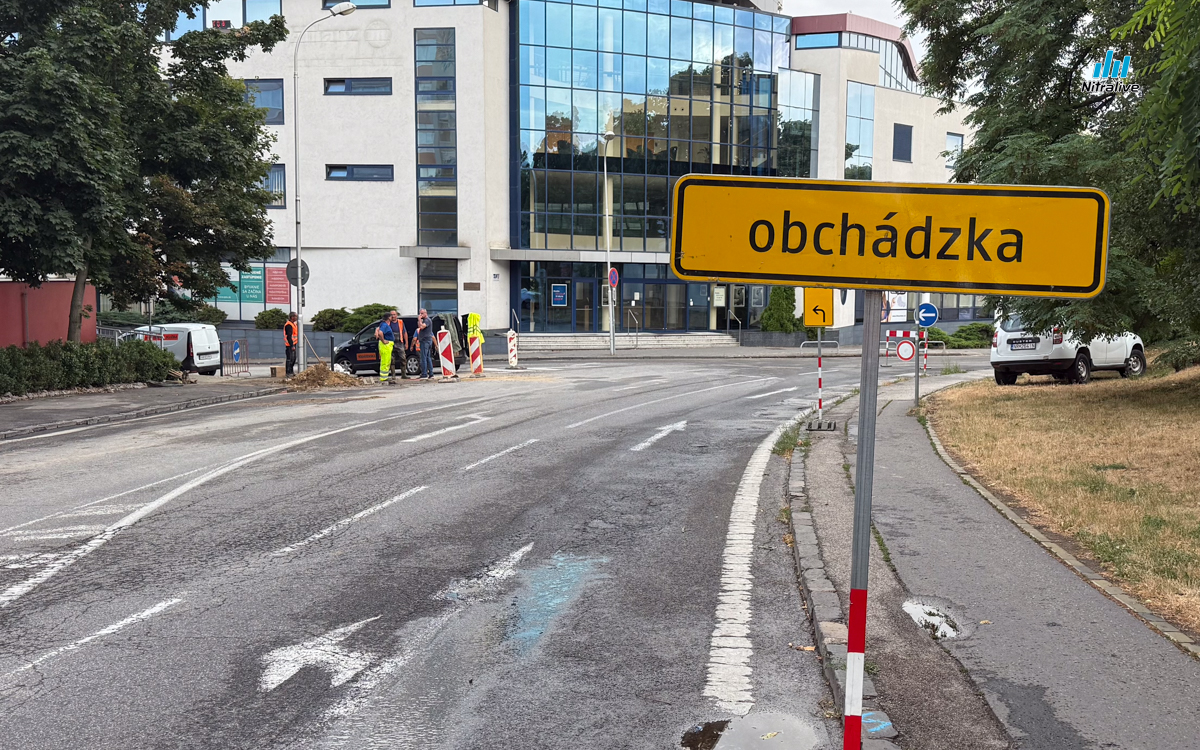 Prasknuté potrubie zaplavilo a uzavrelo časť Cintorínskej ulice a stanice