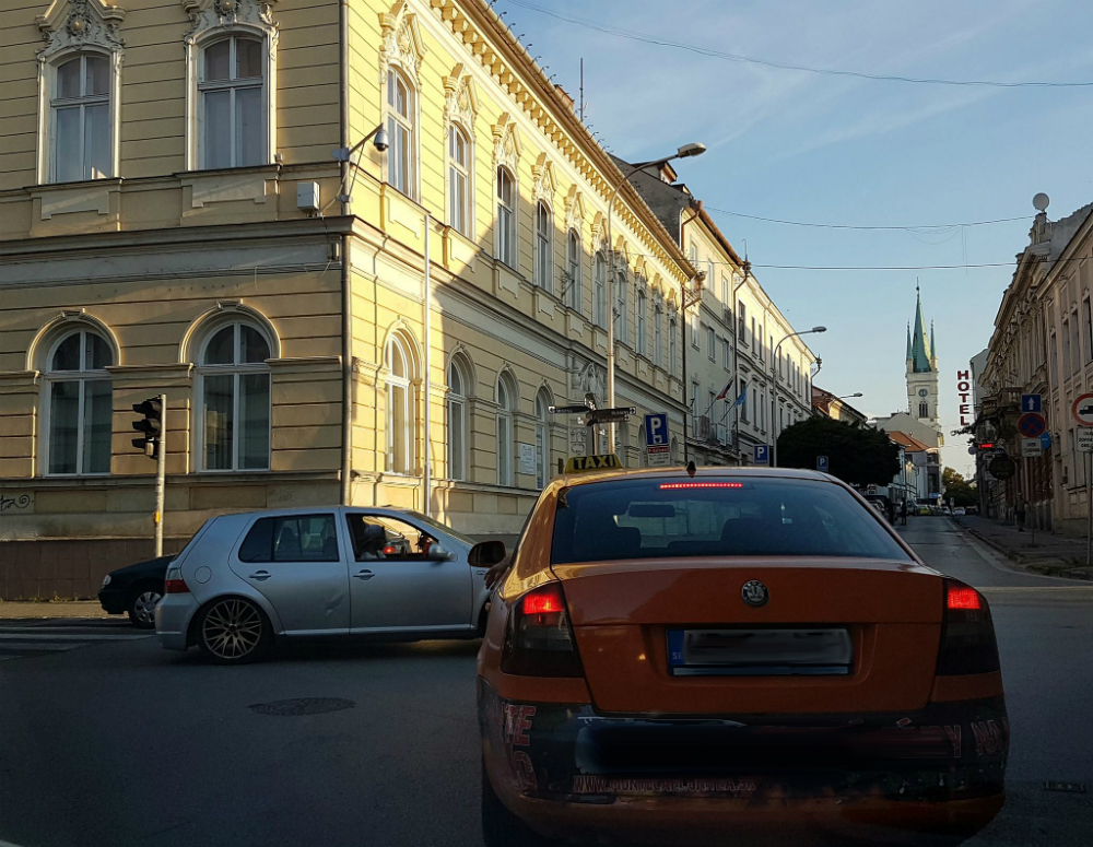 Na rohu ulíc Mostná a Farská stále chýba dopravné zrkadlo, osadia ho tento týždeň