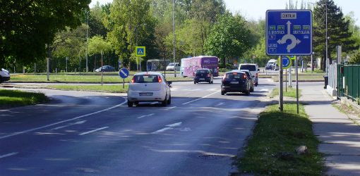 Táto križovatka nebola stavaná ako okružná, ale ako priesečná – s premávkou riadenou svetelnými signálmi