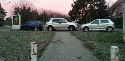 Od čitateľky sme dostali fotografiu zaparkovaných áut, ktoré blokujú chodník na ulici Boženy Slančíkovej pri ŠD UKF