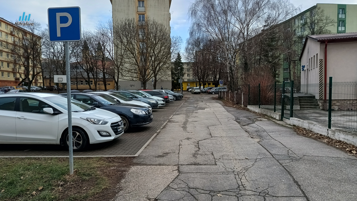 Nový systém parkovania na Párovciach má veľa nedostatkov