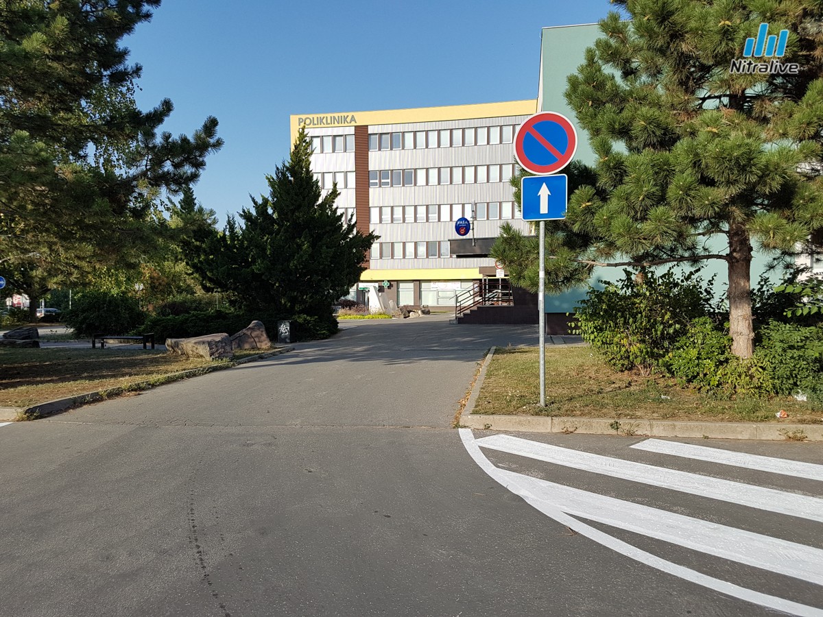 Parkovisko pred poliklinikou na Klokočine