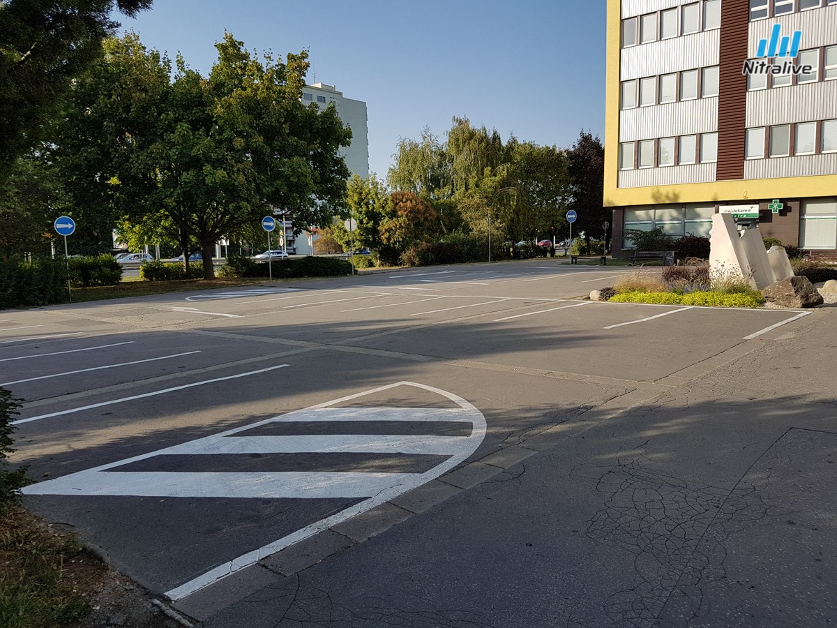 Parkovisko pred poliklinikou na Klokočine